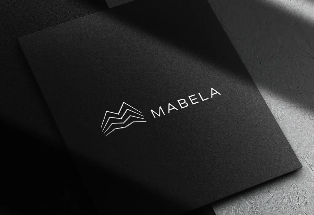 MABELA Logo als Prägung auf dunklem Stoff